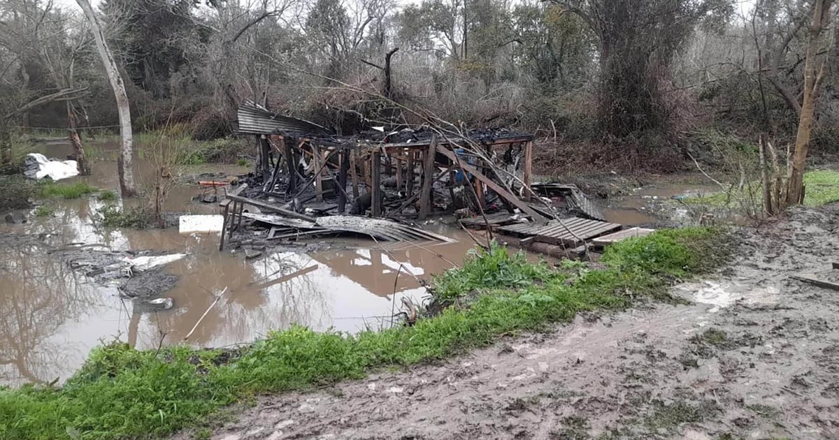 Quatro menores ficaram presos em uma casa que pegou fogo: foi fechada com cadeado