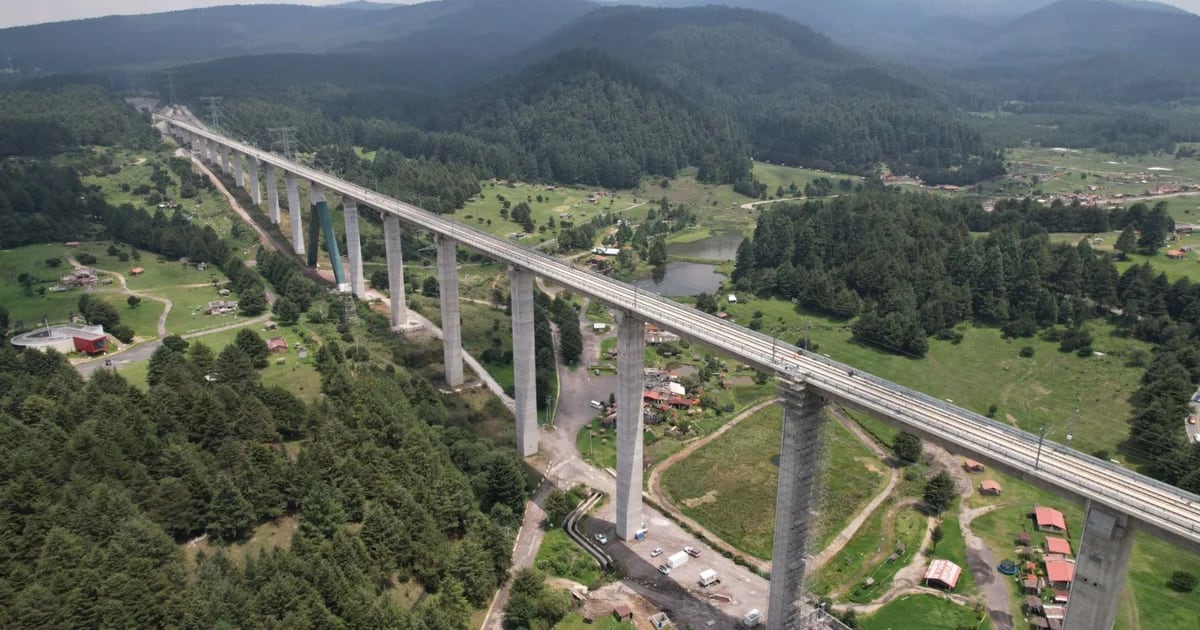 Esta é a aparência do trem interurbano México – Toluca a caminho de Santa Fé em CDMX