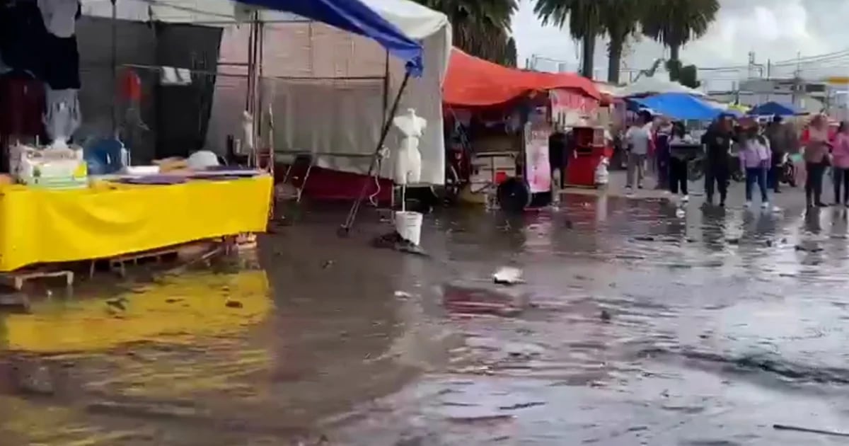 Rio transborda em Amecameca; atual leva um mercado de pulgas