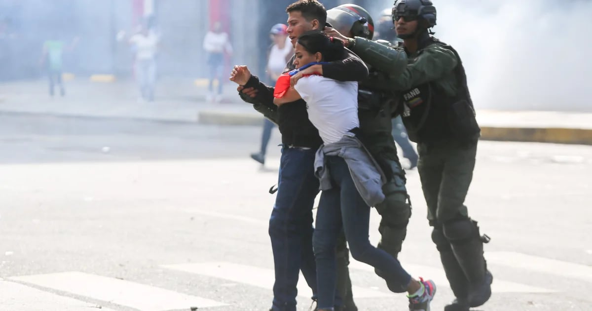 O regime chavista libertou 40 adolescentes detidos em protestos contra fraude eleitoral