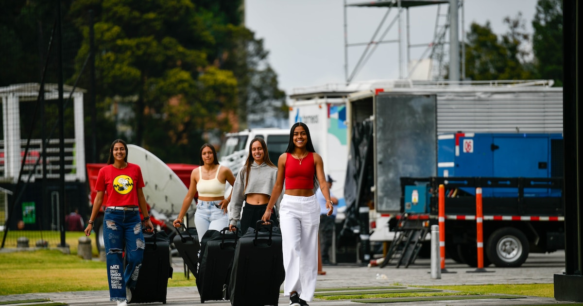 Chegada a Bogotá da seleção feminina sub-17 da Colômbia para acampamento da Copa do Mundo na República Dominicana