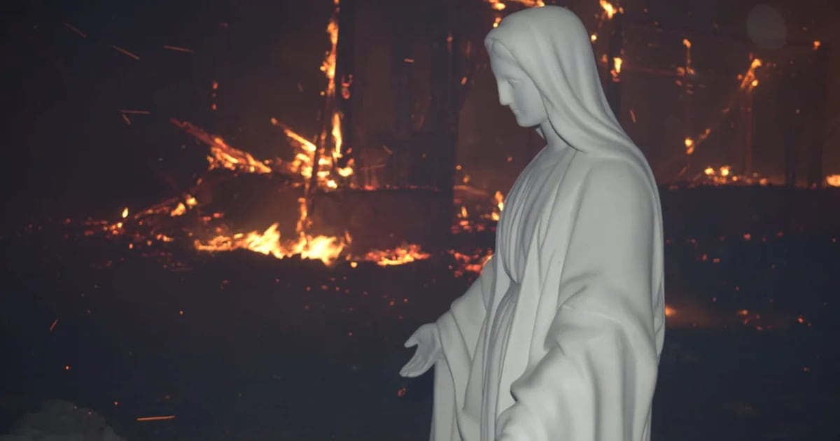 Uma imagem chocante em meio ao incêndio em Córdoba: as chamas consumiram um santuário, mas uma Virgem permaneceu intacta